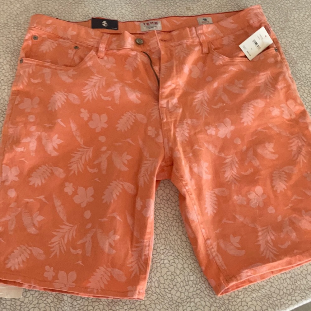 Izod, stretch shorts. New with tags on.
